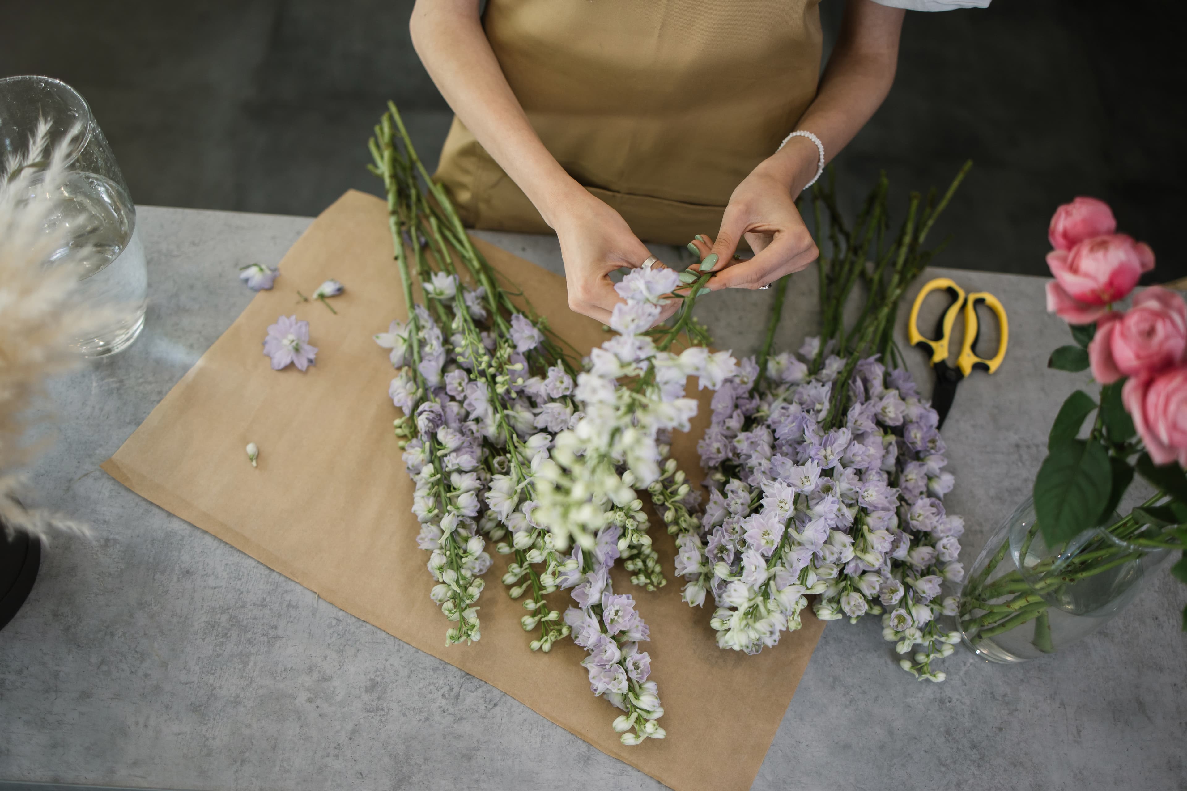 Флорист с букетом